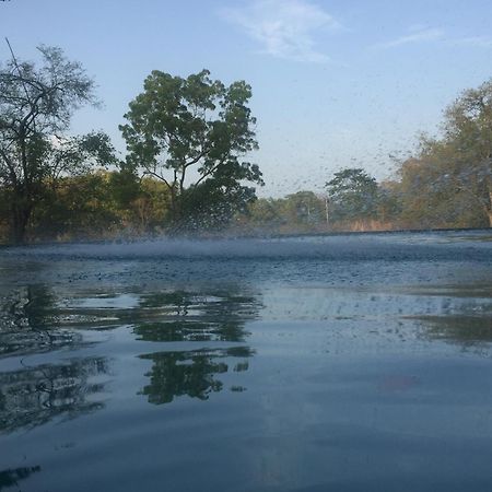 Ehalagala Lake Resort Сигирия Экстерьер фото