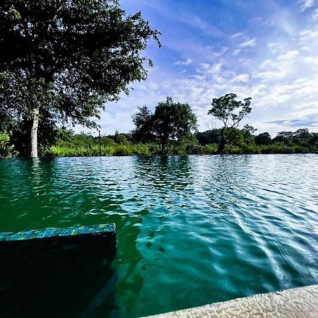 Ehalagala Lake Resort Сигирия Экстерьер фото