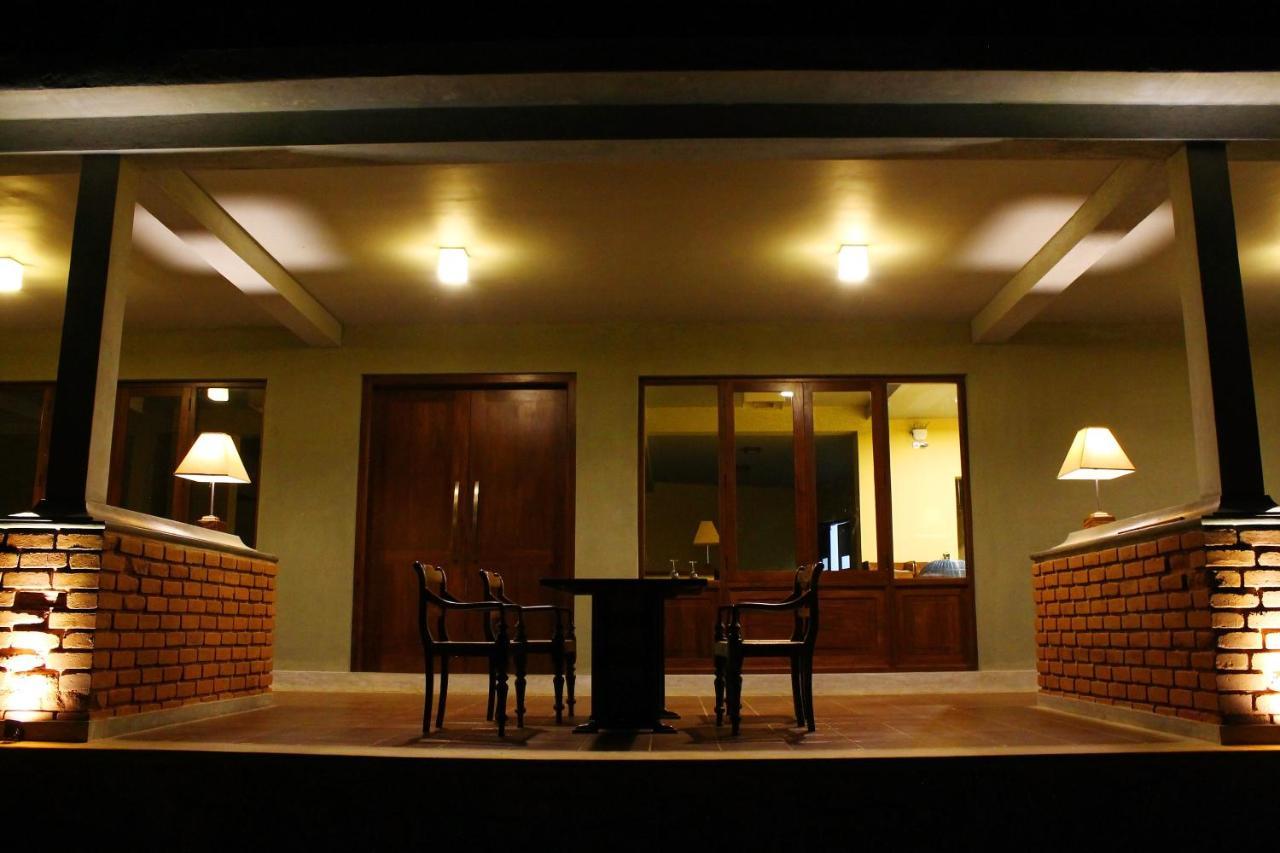 Ehalagala Lake Resort Сигирия Экстерьер фото