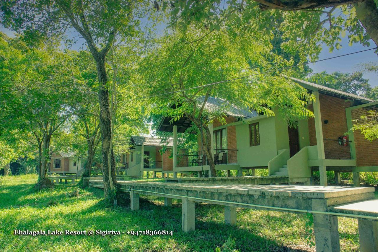 Ehalagala Lake Resort Сигирия Экстерьер фото