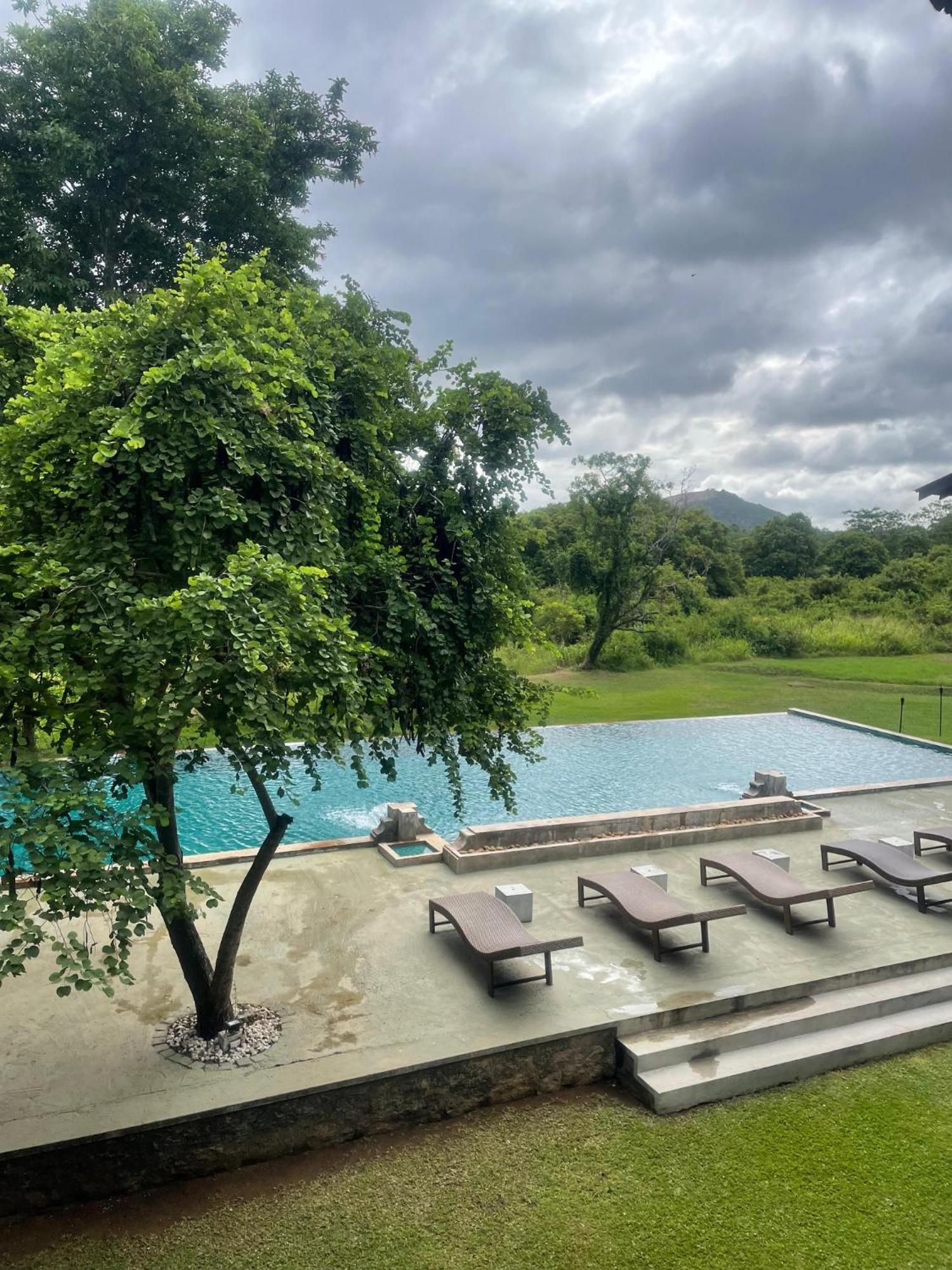 Ehalagala Lake Resort Сигирия Экстерьер фото